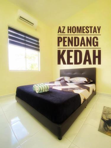 PendangAz HOMESTAY PENDANG KEDAH的卧室配有一张挂有墙上标志的床