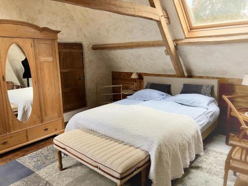 SchorisseAmberhoeve的一间卧室配有一张大床和镜子