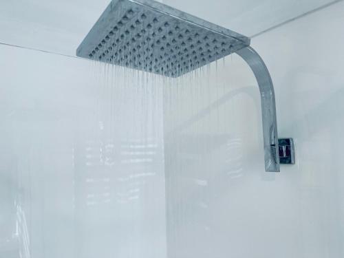滕特菲尔德Town Cottage的浴室内设有带金属淋浴头的淋浴