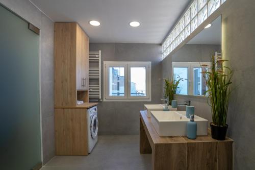 比雷埃夫斯Maxblue 2的一间带水槽和洗衣机的浴室