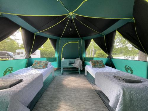 罗威萨Willa Björksten的帐篷内带两张床的房间