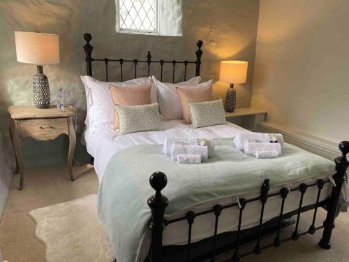 威弗利斯科姆Luxury Cottage in Somerset的一间卧室配有一张大床和两条毛巾