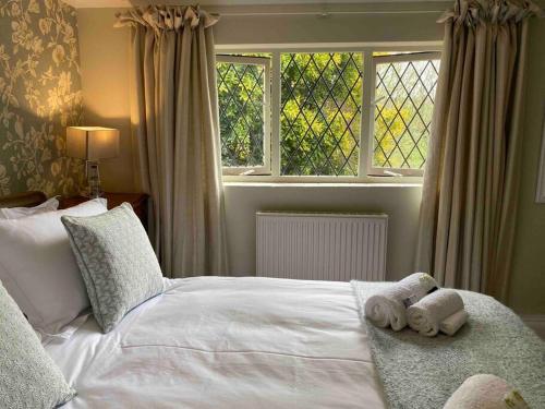威弗利斯科姆Luxury Cottage in Somerset的一间卧室,床上放着两只动物