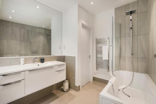 伦敦StayLux Kensington的白色的浴室设有水槽和淋浴。