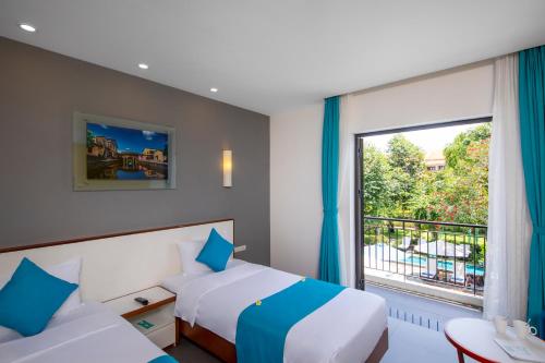 会安会安ÊMM酒店的酒店客房设有两张床和窗户。
