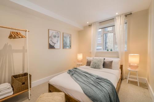 伦敦StayLux Kensington的一间卧室设有一张床和一个窗口