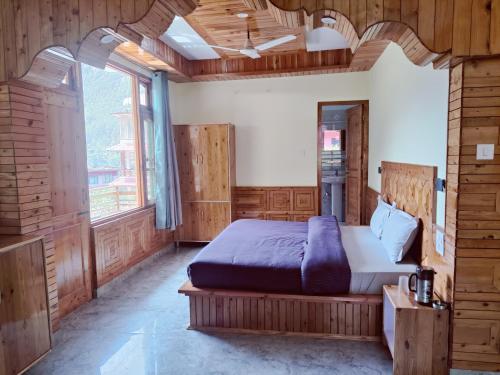 卡索尔Delight Homestay Kasol的一间卧室设有一张床和一个大窗户
