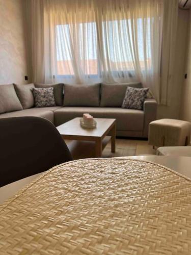 马拉喀什NOUR appartement的客厅配有沙发和桌子
