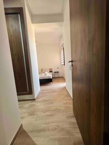 马拉喀什NOUR appartement的走廊上设有木门,房间配有沙发
