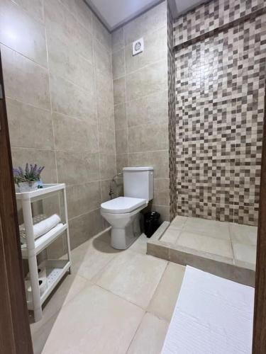 马拉喀什Nour casa de hoy的浴室配有白色卫生间和盥洗盆。