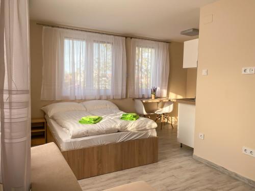塞格德Fasor Vendégház的一间卧室配有一张带绿毛巾的床