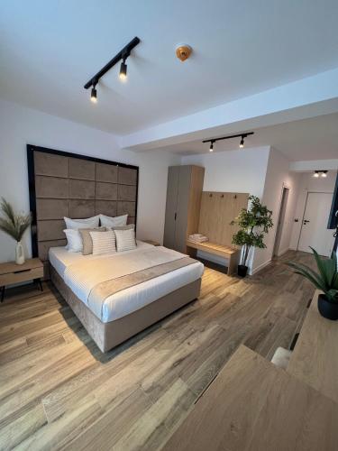 艾福雷诺德Atmosphere by the Sea的一间卧室设有一张大床,铺有木地板。