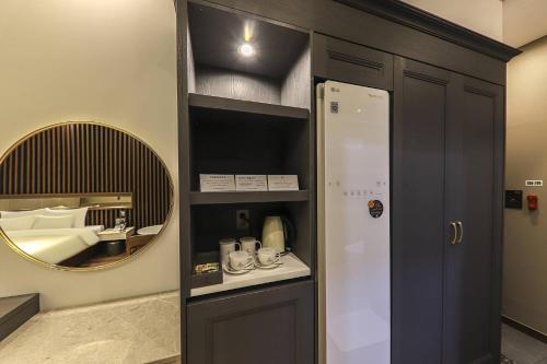 木浦市Hotel Demer Mokpo的浴室设有镜子、水槽和门