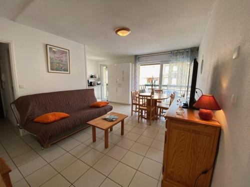 布科·莱斯白老城Appartement Vieux-Boucau-les-Bains, 3 pièces, 6 personnes - FR-1-379-75的客厅配有沙发和桌子