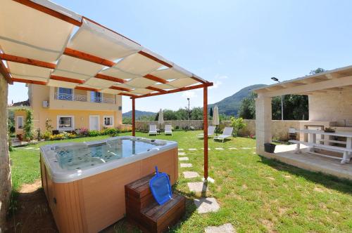 Ágios ProkópiosVilla Eoli Corfu的房屋的院子内的热水浴池