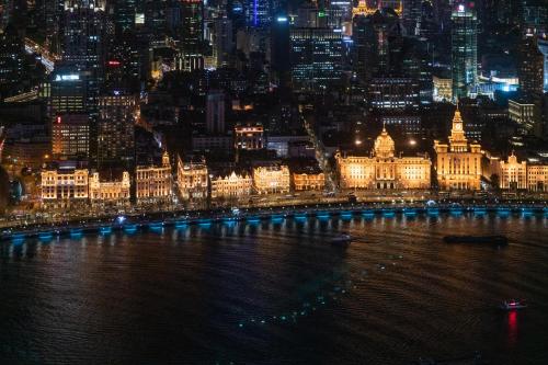 上海上海浦东丽思卡尔顿酒店的夜晚城市与河流的景色