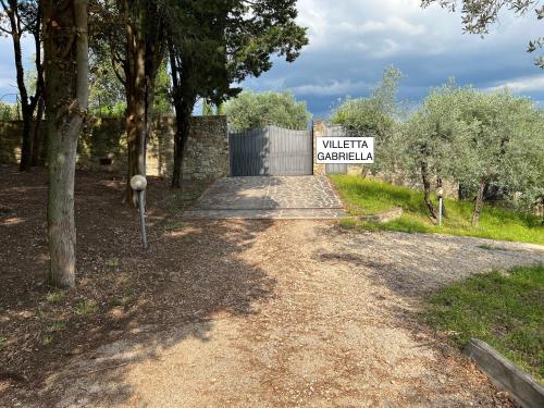 因普鲁内塔Villetta Gabriella的带有看访者控制标志的土路