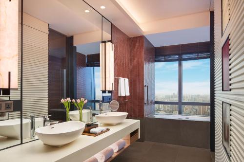 长沙长沙君悦酒店的一间带两个盥洗盆的浴室和一个大窗户
