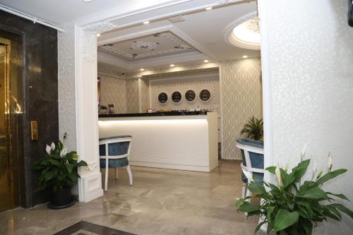 伊斯坦布尔Novus Hotel İstanbul的一间厨房,内设一个柜台和凳子