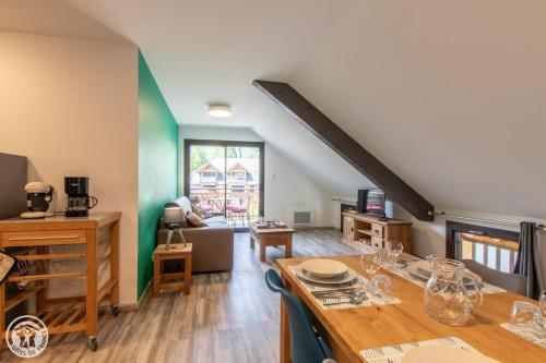 杜萨尔Gite Annecy 201- Au Royaume des Castors - Appt 201的一间带桌子的用餐室和一间客厅