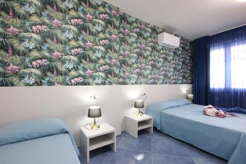 阿格罗波利COUNTRY HOUSE Marj & Jo RESORT的一间卧室设有两张床和花卉壁纸