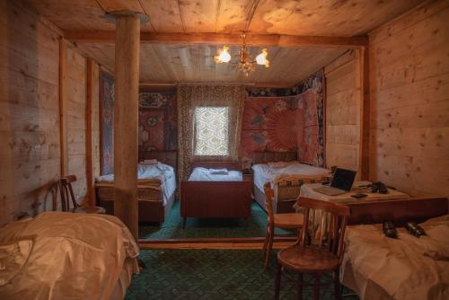 KhuloOda的小屋内带两张床和一张书桌的房间