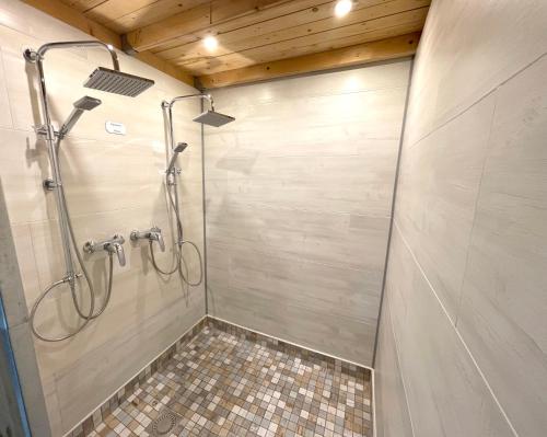 青斯特Captain Pahlen Ferienanlage的浴室设有淋浴间,铺有瓷砖地板。