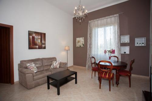 利沃诺Casa Dafne的客厅配有沙发和桌子