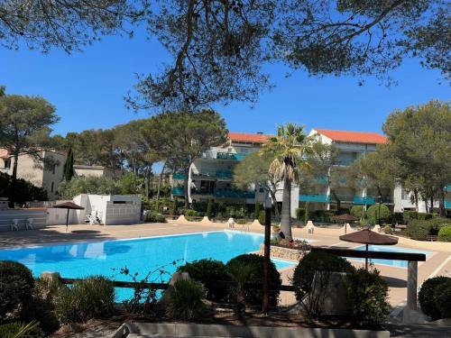 圣拉斐尔Saint-Raphaël, Boulouris, F2 dans belle résidence 3 piscines, proche bord de mer的享有度假村游泳池的景色