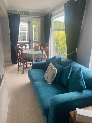 斯特拉西尔Sir Andrew Murray House的客厅配有蓝色的沙发和桌子