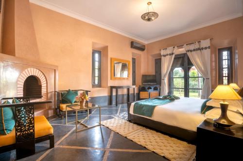 马拉喀什Janat Al Atlas Resort & Spa的一间卧室设有一张床和一间客厅。
