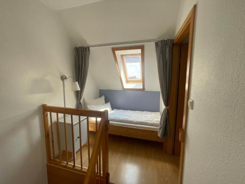 青斯特Captain Pahlen Ferienanlage的小房间设有床和窗户
