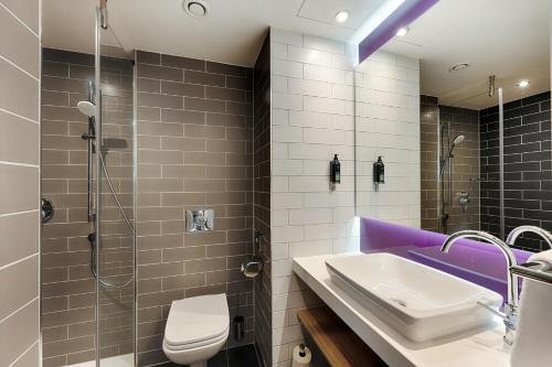 美因河畔法兰克福Premier Inn Frankfurt Westend的一间带水槽、淋浴和卫生间的浴室