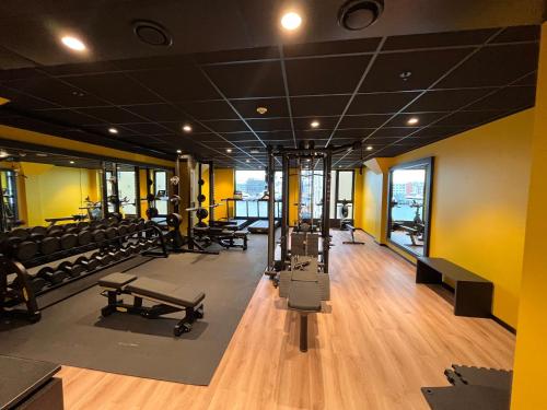 奥勒松Thon Hotel Ålesund的大楼内拥有数台跑步机和长凳的健身房