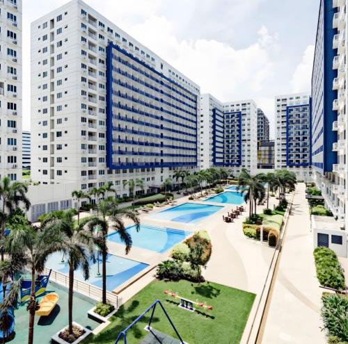 马尼拉马尼拉里斯@大海公寓的享有度假村的空中景致,设有游泳池和棕榈树