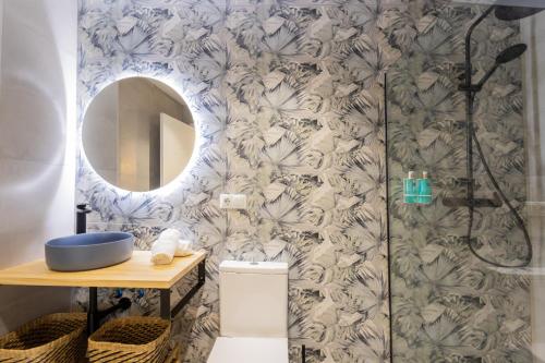瓦伦西亚FLORIT FLATS - The Green Apartments的带淋浴和镜子的浴室