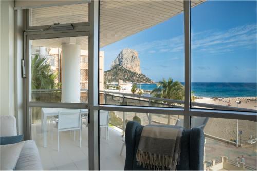 卡尔佩维斯塔贝拉公寓的客房享有海滩和大海的景致。