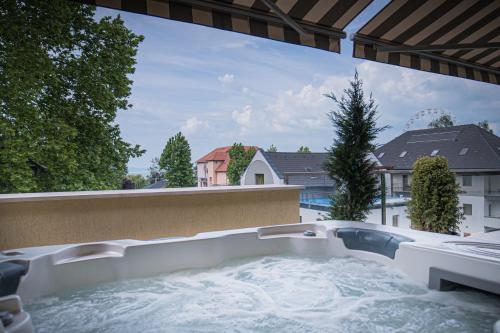 希欧福克ATANA Luxury Apartments的房屋阳台的热水浴池