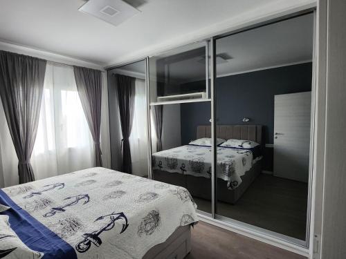 卡斯特尔·斯塔费力克Airport Split的一间卧室设有两张床和大镜子