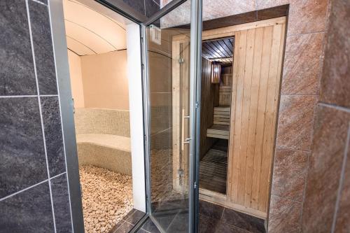普拉亚布兰卡凯海滩太阳酒店的一间房间里带玻璃门的淋浴