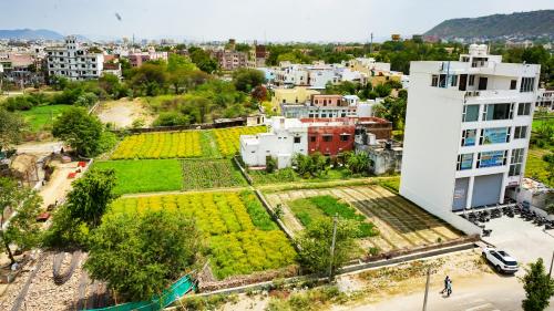 乌代浦Hotel Veer Palace near Udaipole Udaipur的享有建筑和花园的空中景致