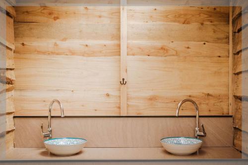 拉尼德洛伊斯Ty Llewelyn Glamping & Camping的浴室设有2个水槽和2个水龙头