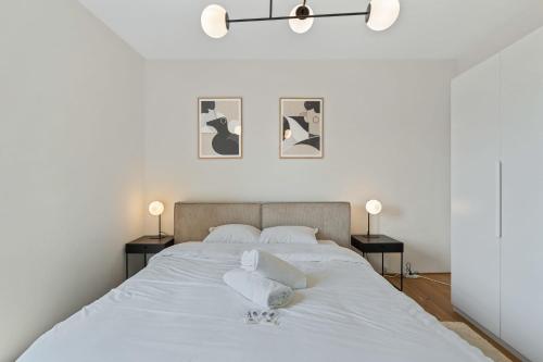 SanemGem in Historic District Belval ID187的白色卧室配有一张带两盏灯的大床