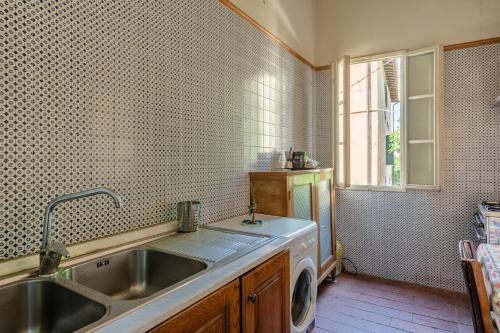 佩夏La casa di Ida的厨房配有水槽和洗衣机