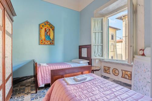 佩夏La casa di Ida的客房设有两张床和窗户。