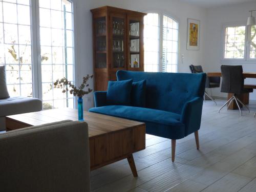 新堡Apartment Fragonard mit geheiztem Pool und großer Privatterrasse的客厅配有蓝色的沙发和茶几