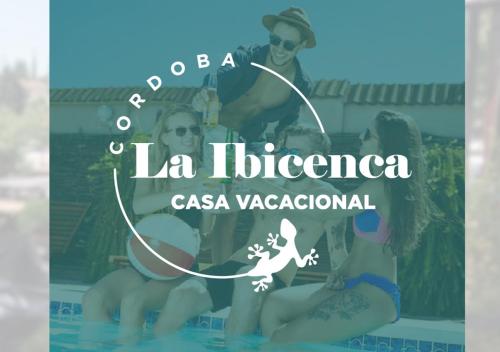 科尔多瓦LA IBICENCA CORDOBA的一群人坐在游泳池里