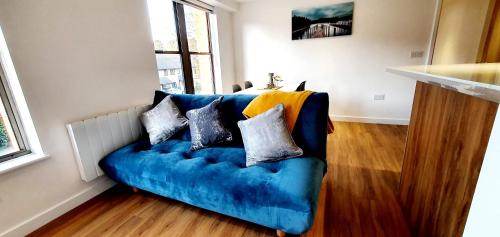 北安普敦Cliftonville Heights - 2 bed Home away from Home的客厅配有带枕头的蓝色沙发
