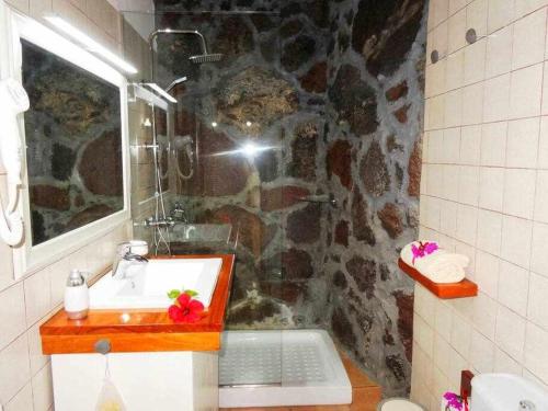阿索马达Casa Yuno en La Asomada的一间带水槽和石墙的浴室