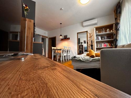 根尼斯迪亚斯Puzzle Haus的一间带木桌的客厅和一间餐厅